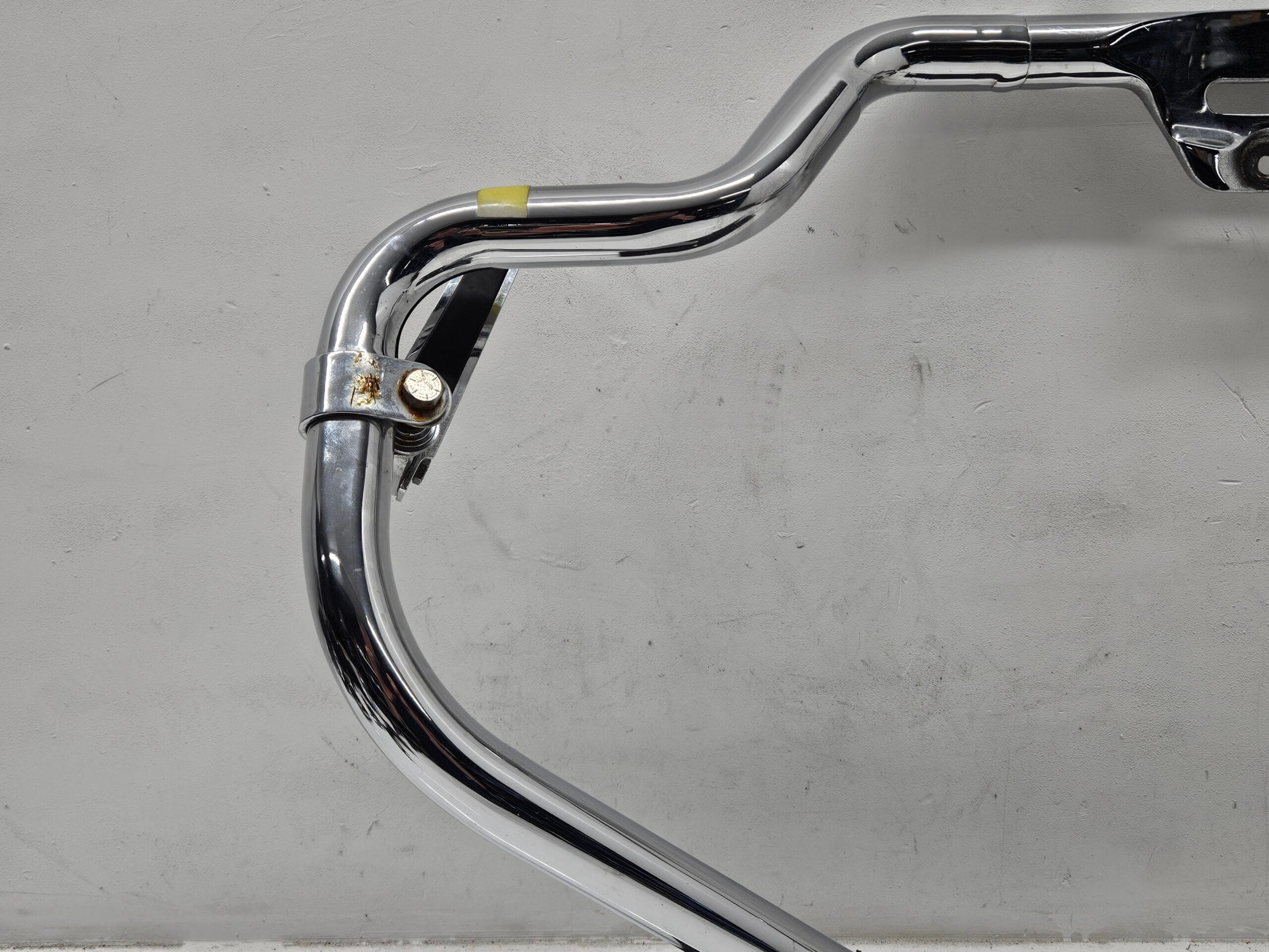 Chromen Mustache Valbeugel Softail 2018-up + Highway Pegs