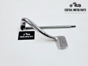 Een Rem Pedaal met Rem stang voor Harley Davidson Dyna modellen van 1991 t/m 2017. OEM 42502-09 Brake pedal Assembly Verkeert in uitstekende staat. Nieuw Prijs € 357,-